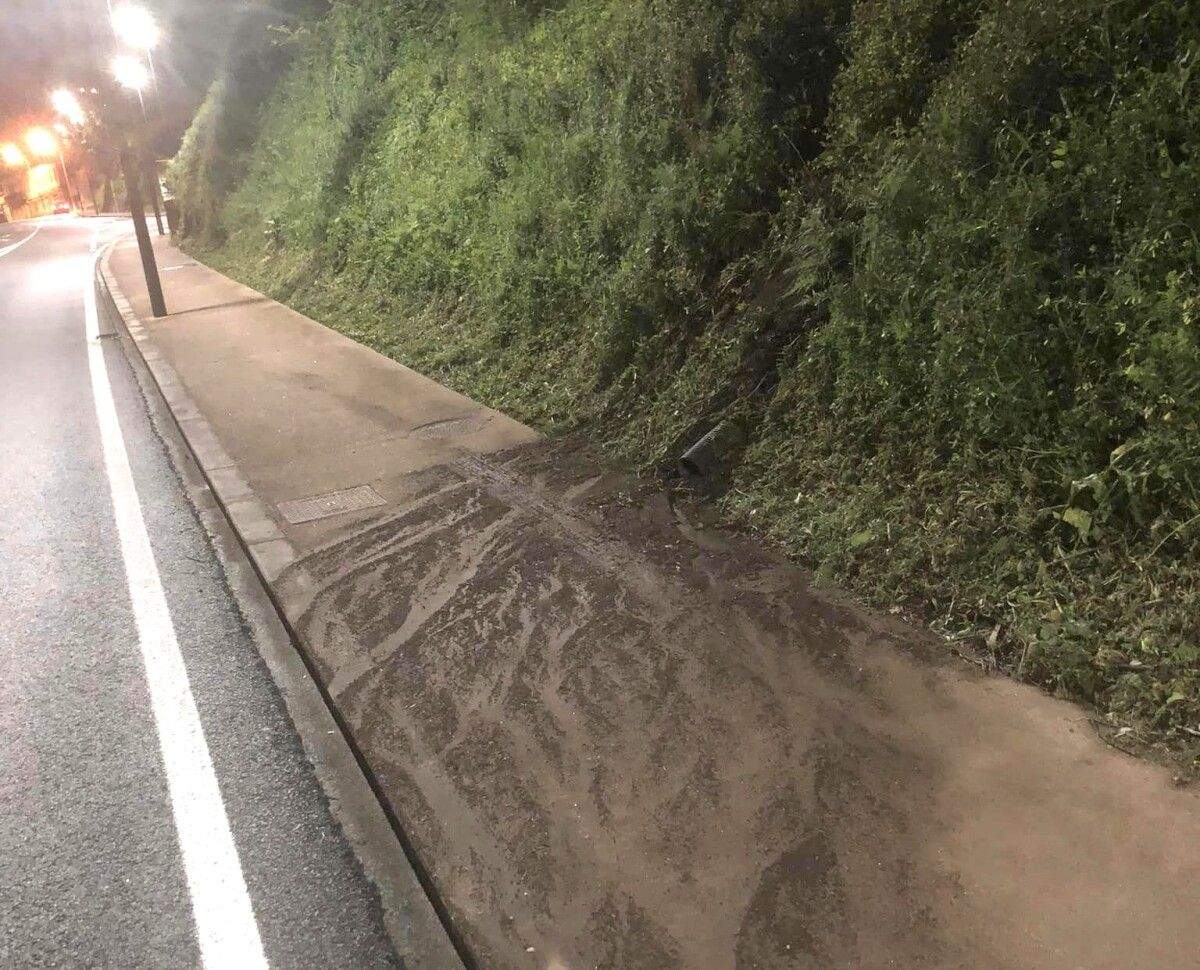 Tubería emanando agua en la acera del lugar de Outeiro en Raxó