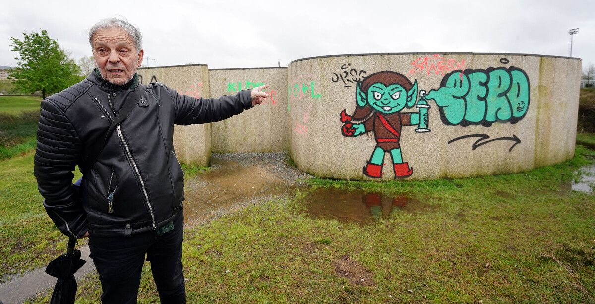 Antón Castro, comisario da Illa das Esculturas, sinala os grafitis que atentan contra o 'Labirinto de Pontevedra' de Robert Morris