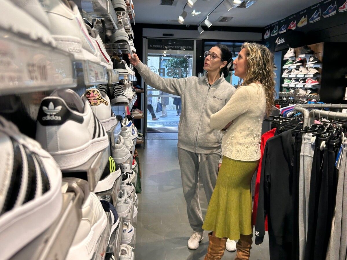 Dúas persoas nunha tenda de roupa deportiva