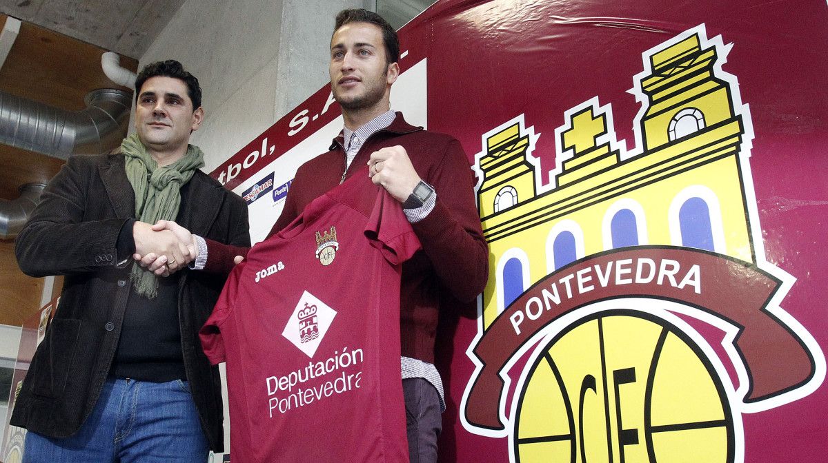 Roberto Feáns e Álvaro Muñiz na presentación do futbolista