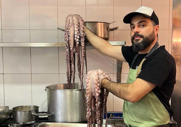 Rubén González cociñando polbo no seu restaurante