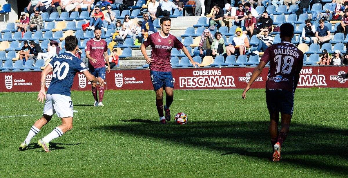 Borja Domínguez, no partido de liga entre Pontevedra e Marino de Luanco en Pasarón