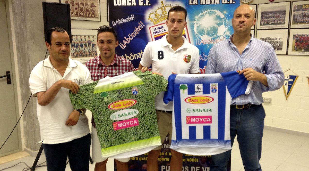 Álvaro Muñiz (no centro con camisa branca) na súa presentación con La Hoya Lorca