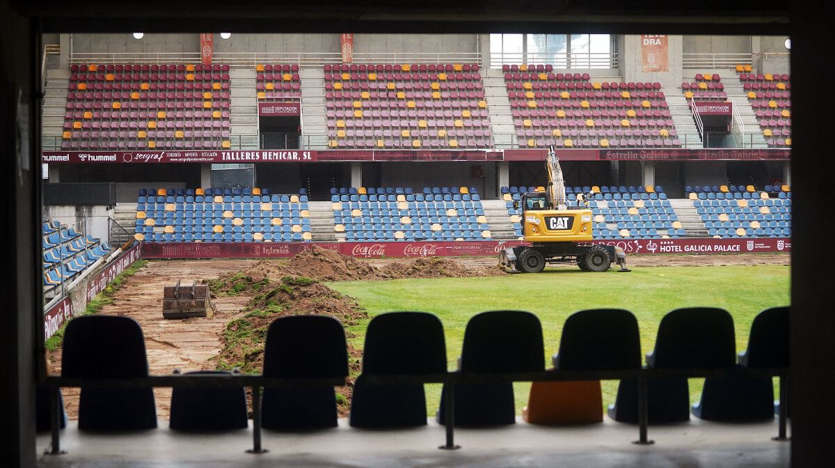 Obras de renovación del césped en el estadio de Pasarón