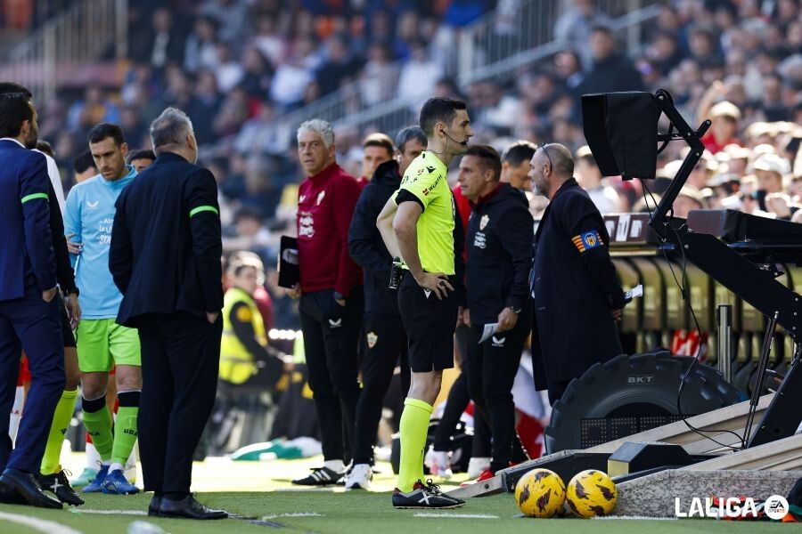 Alejandro Muñiz, revisando a pantalla do VAR nun partido entre Valencia e Almería en Mestalla