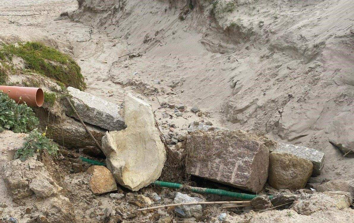 La lluvia provoca el desplome de un muro de contención de la playa de Canelas