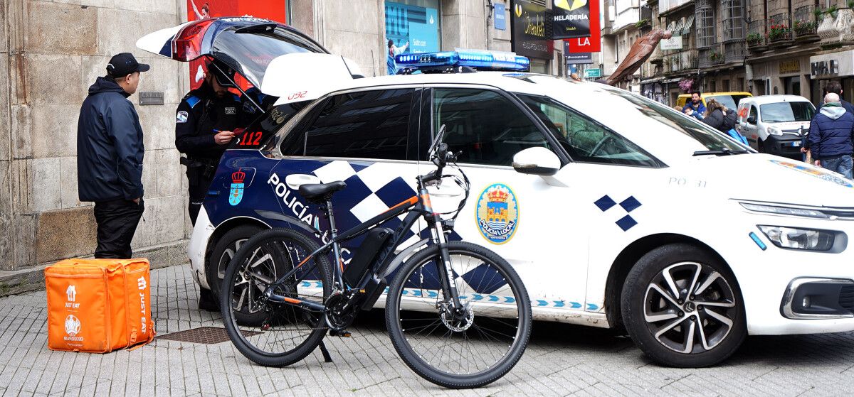 A Policía Local de Pontevedra deu o alto a un 'rider' na praza da Peregrina