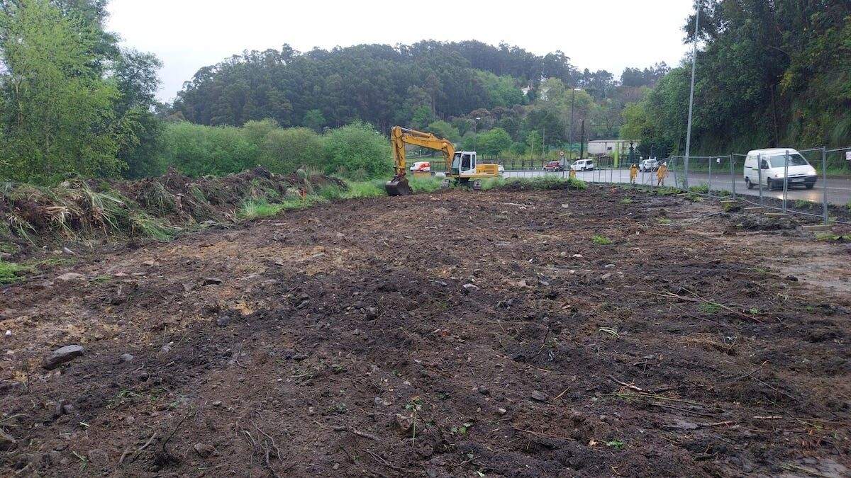 Obras de construcción del aparcamiento disuasorio en la PO-546, en Lourizán