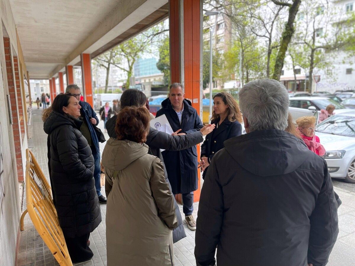 Representantes do PP manteñen un encontro con veciñanza de Campolongo