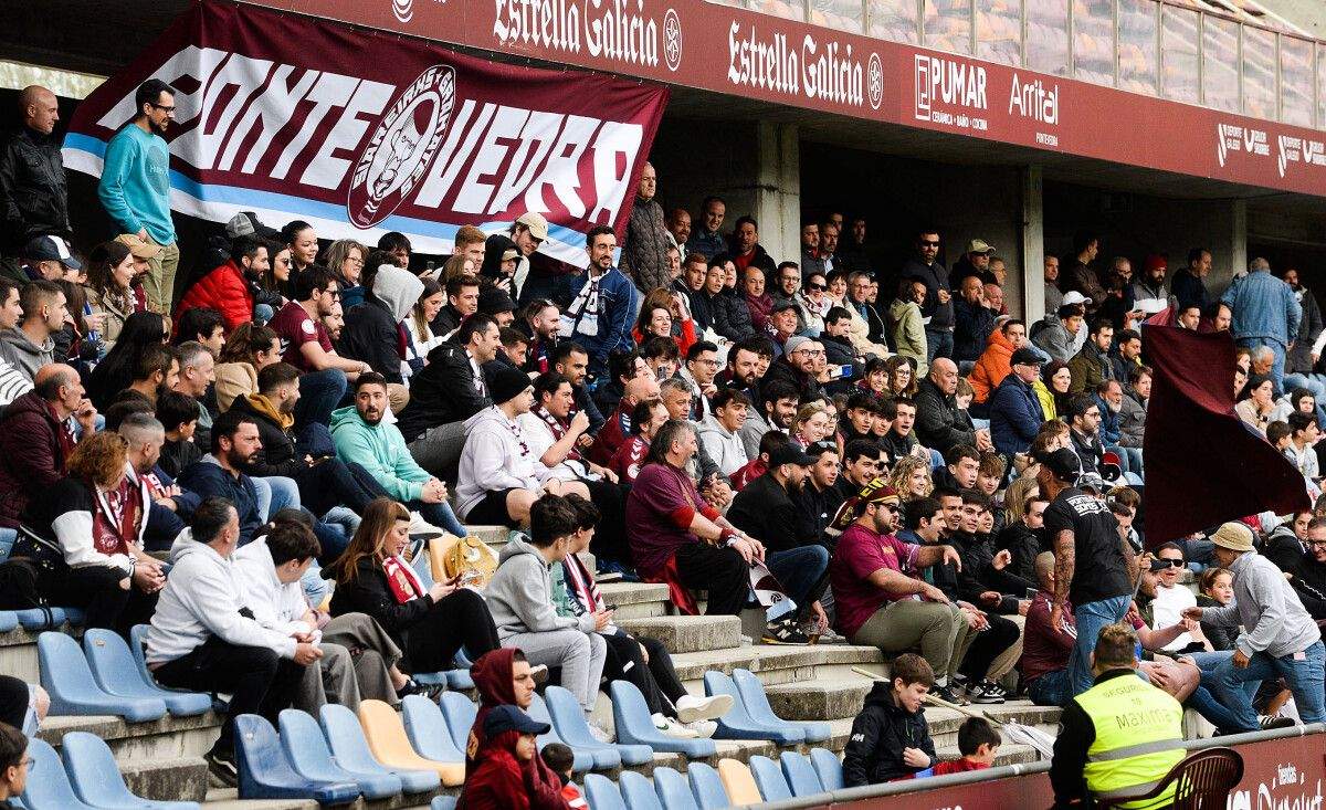 Grada de Pasarón en el partido de liga entre Pontevedra y Covadonga 