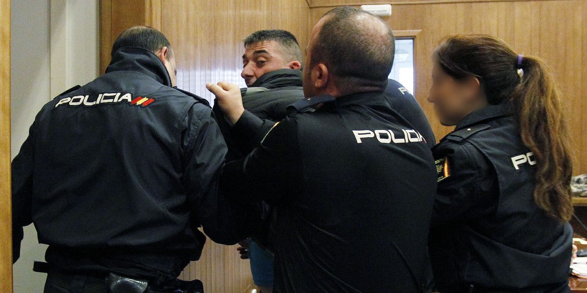 Momento en que a Policía reduce a Felipe S.D. na sala de vistas do Xulgados da Parda