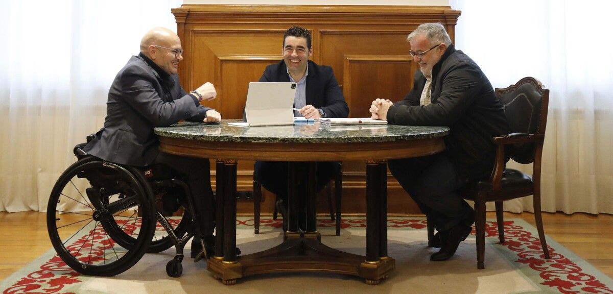Luis López recibiu no seu despacho a Anxo Queiruga e a Celso Álvarez