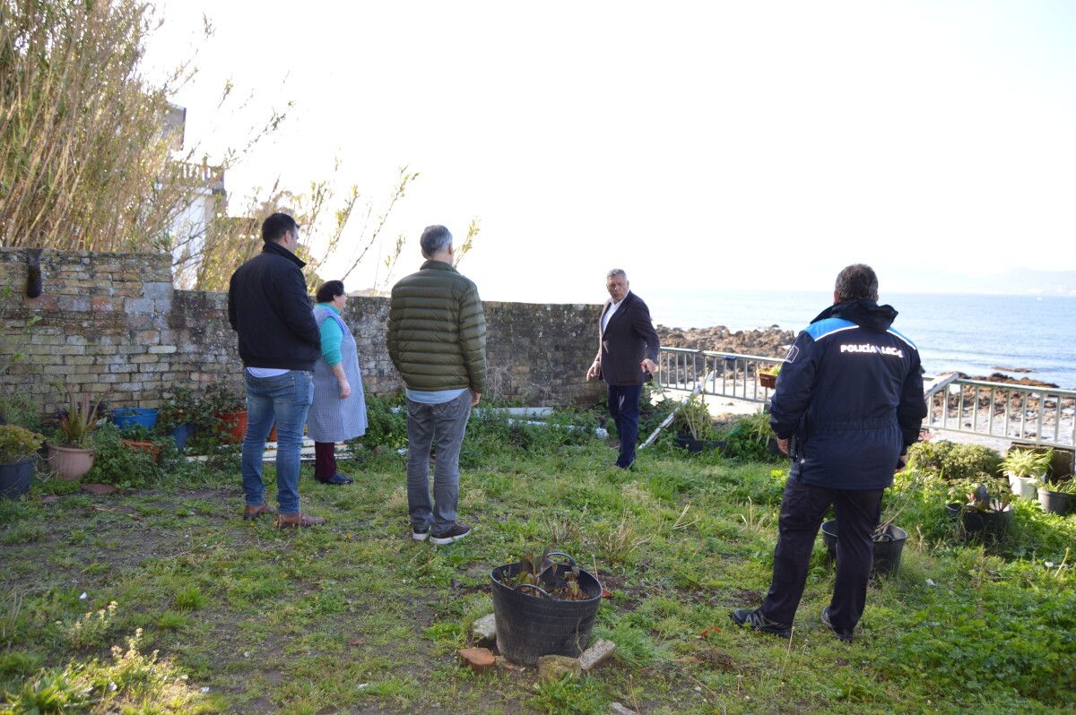 Las intensas lluvias derriban parte de un muro de una vivienda en la playa de A Carabuxeira 