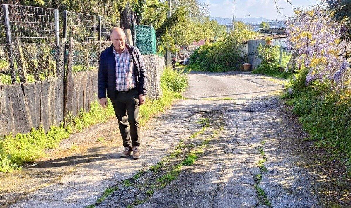 O concelleiro Marcial García paseando polo Camiño do Castaño