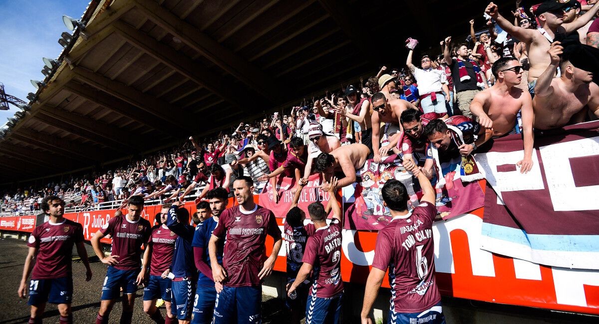 Afición del Pontevedra en el Vero Boquete