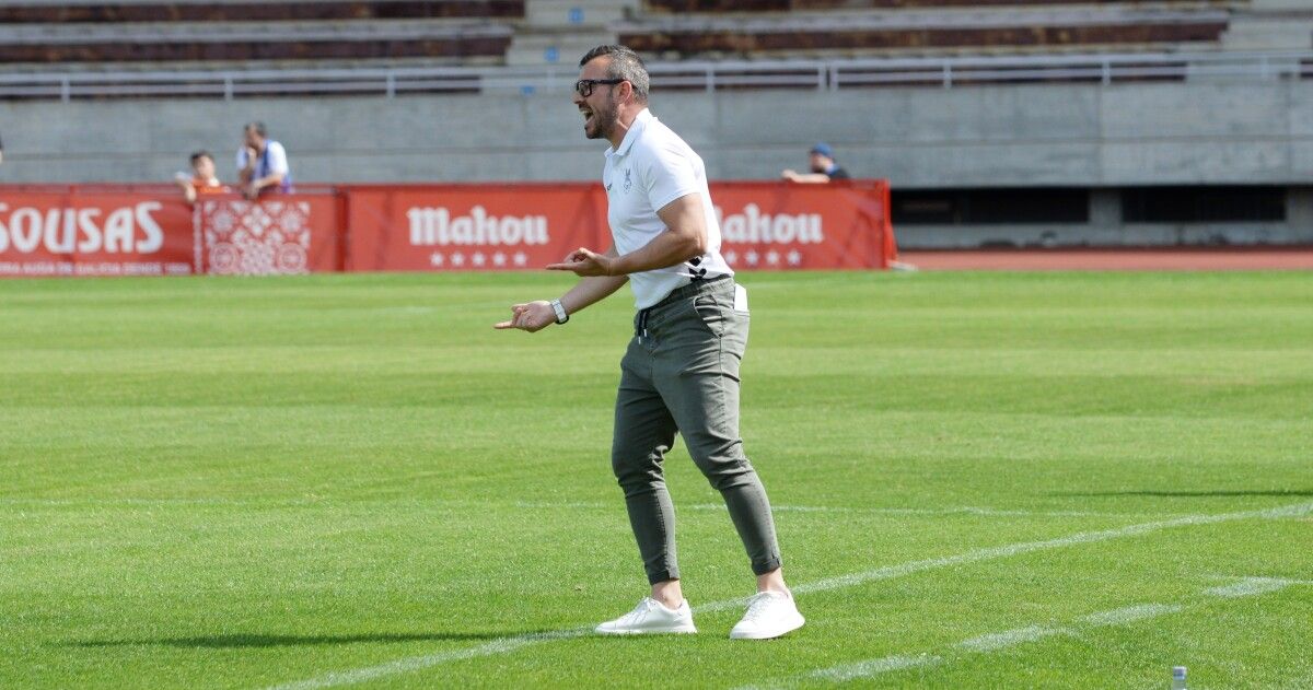 Yago Iglesias, en el partido de liga entre Compostela y Pontevedra CF en el Vero Boquete