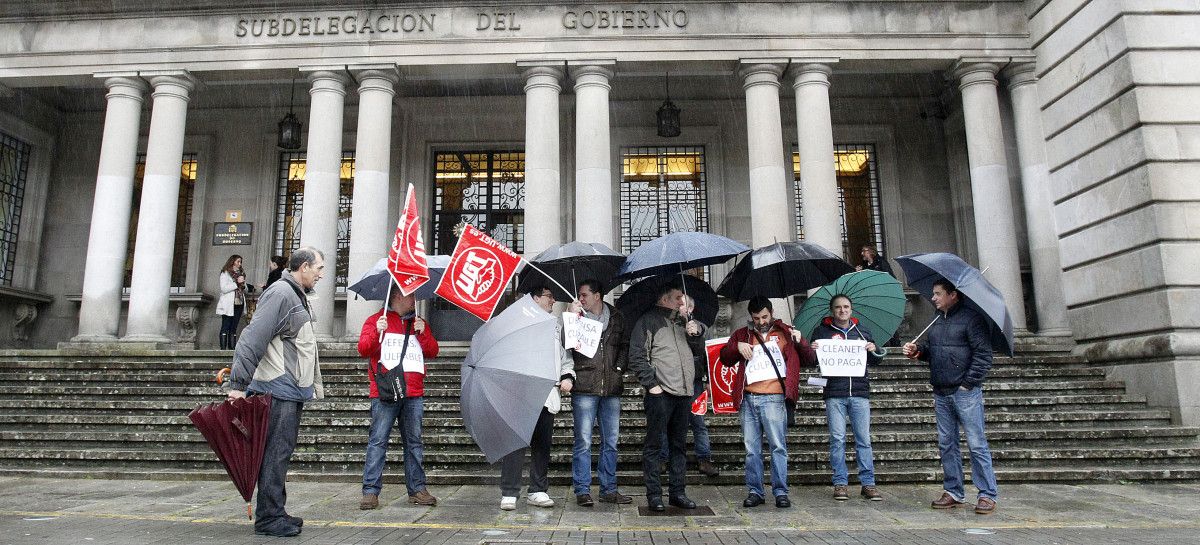 Concentración de los delegados de UGT por la situación de impago en Cleanet