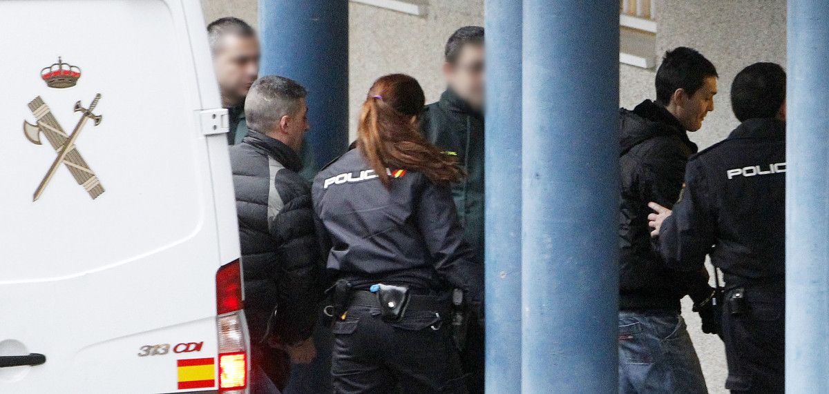 Momento da entrada de Felipe S.D. e Jesús O.A. nos Xulgados da Parda