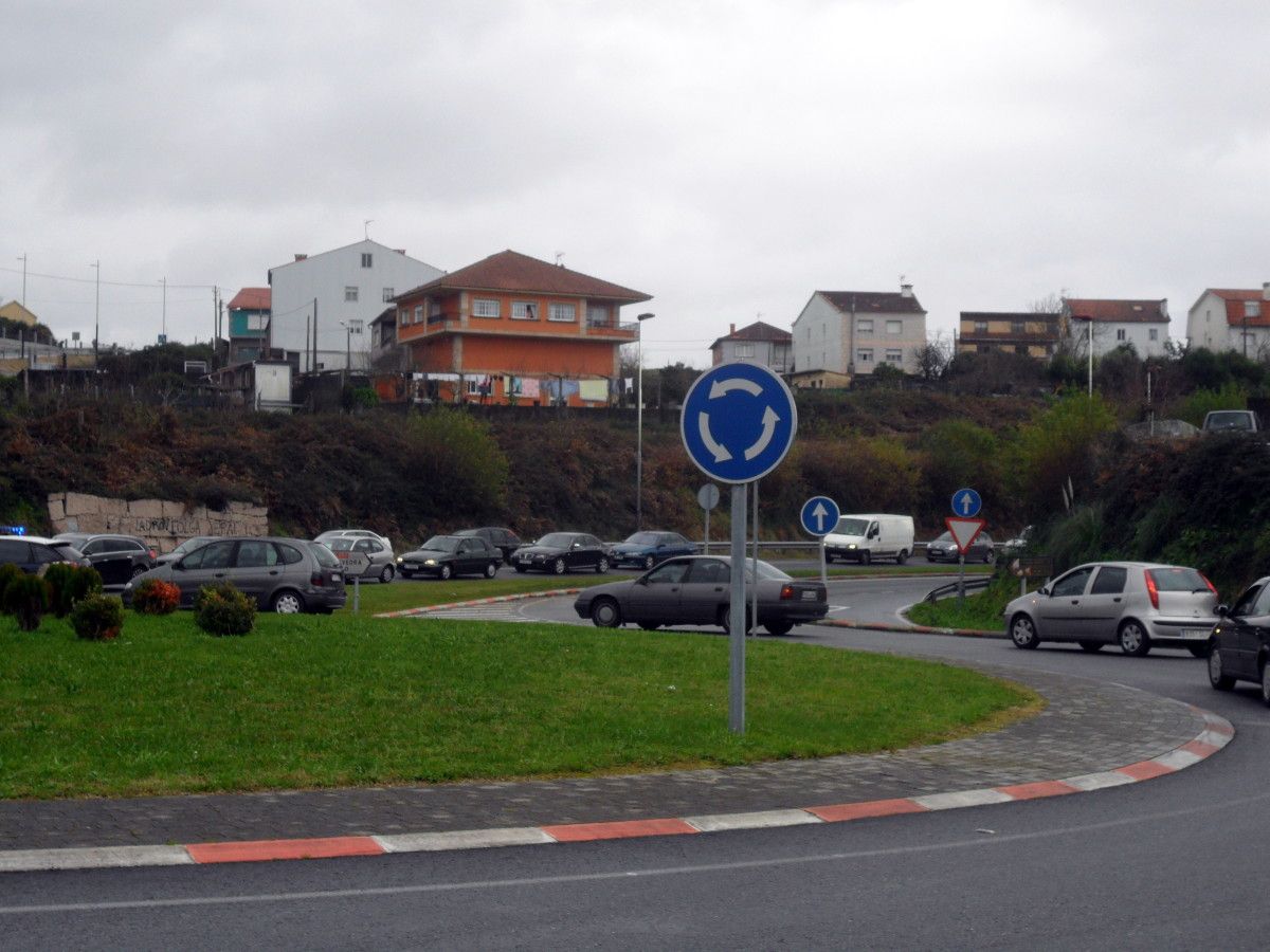 Atascos en la carretera N-550 a raíz de la protesta de los vecinos de Lérez