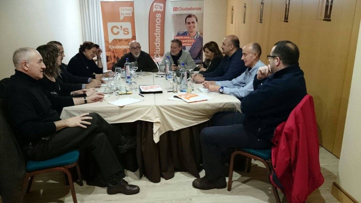 A pontevedresa María Rey (cuarta pola dereita) nunha reunión con outros candidatos de Ciudadanos Galicia