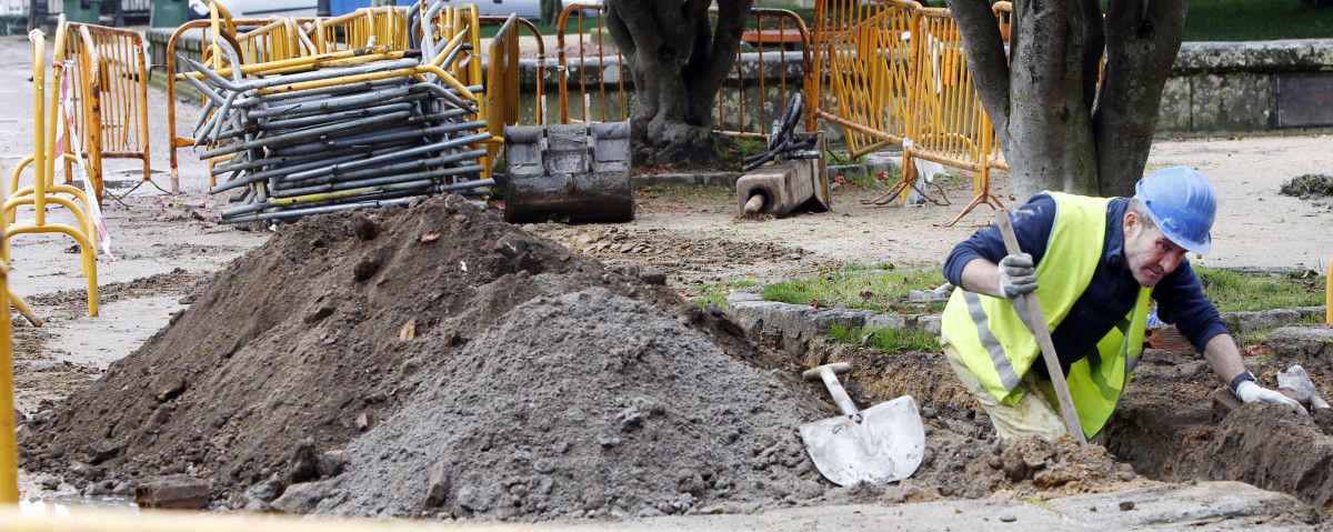 Un traballador na Alameda de Pontevedra
