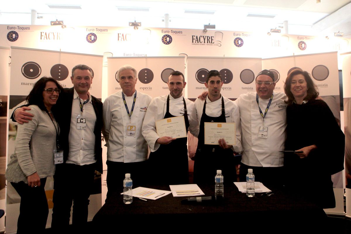 Diego Cordeiro (tercero por la derecha), recogiendo el premio a la mejor tapa de Paradores