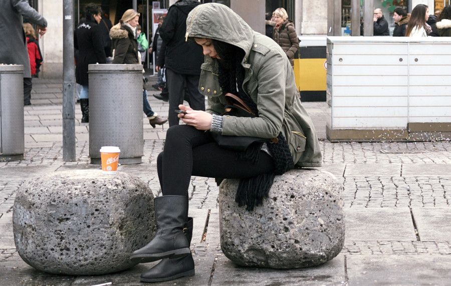 Una mujer manejando su teléfono móvil