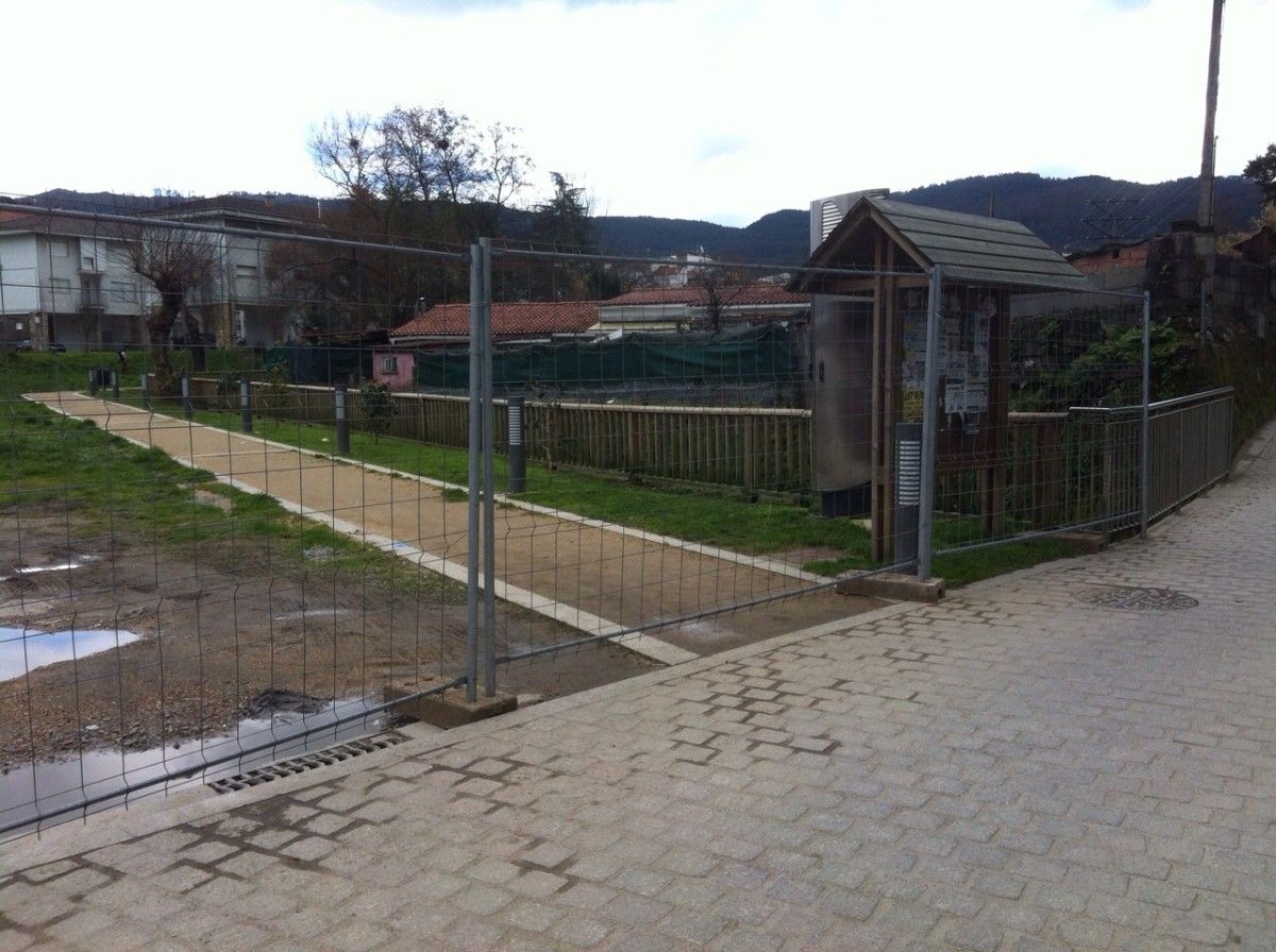 Valado da parcela onde se construirá o novo centro de saúde de Marín