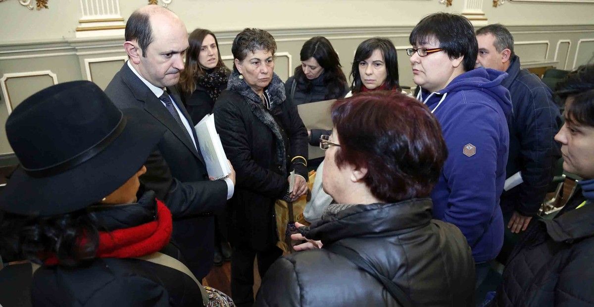 Rafael Louzán habla con las representantes de la Marcha Mundial das mulleres por el caso del presidente del Leis