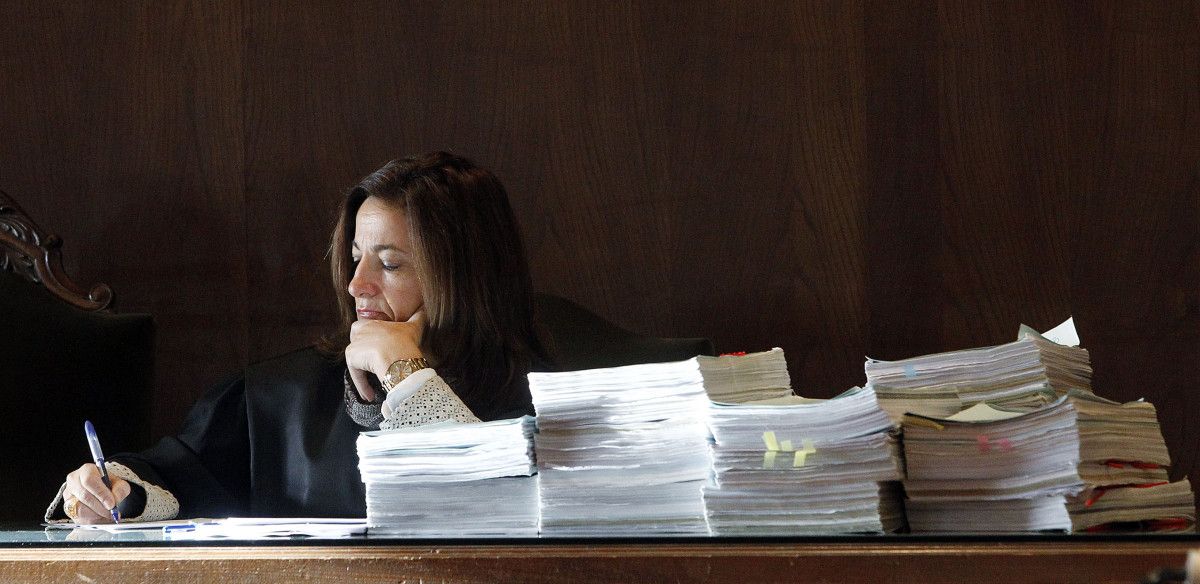 Una magistrada ante una gran cantidad de papeles