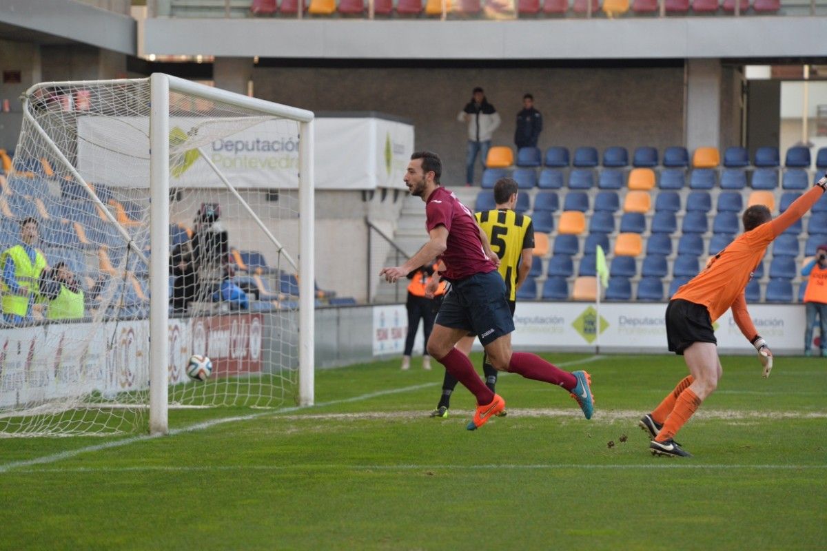 Pablo Carnero celebra o primeiro gol do Pontevedra ante o Ribadumia en Pasarón Pablo Carnero celebra o primeiro gol do Pontevedra ante o Ribadumia en Pasarón