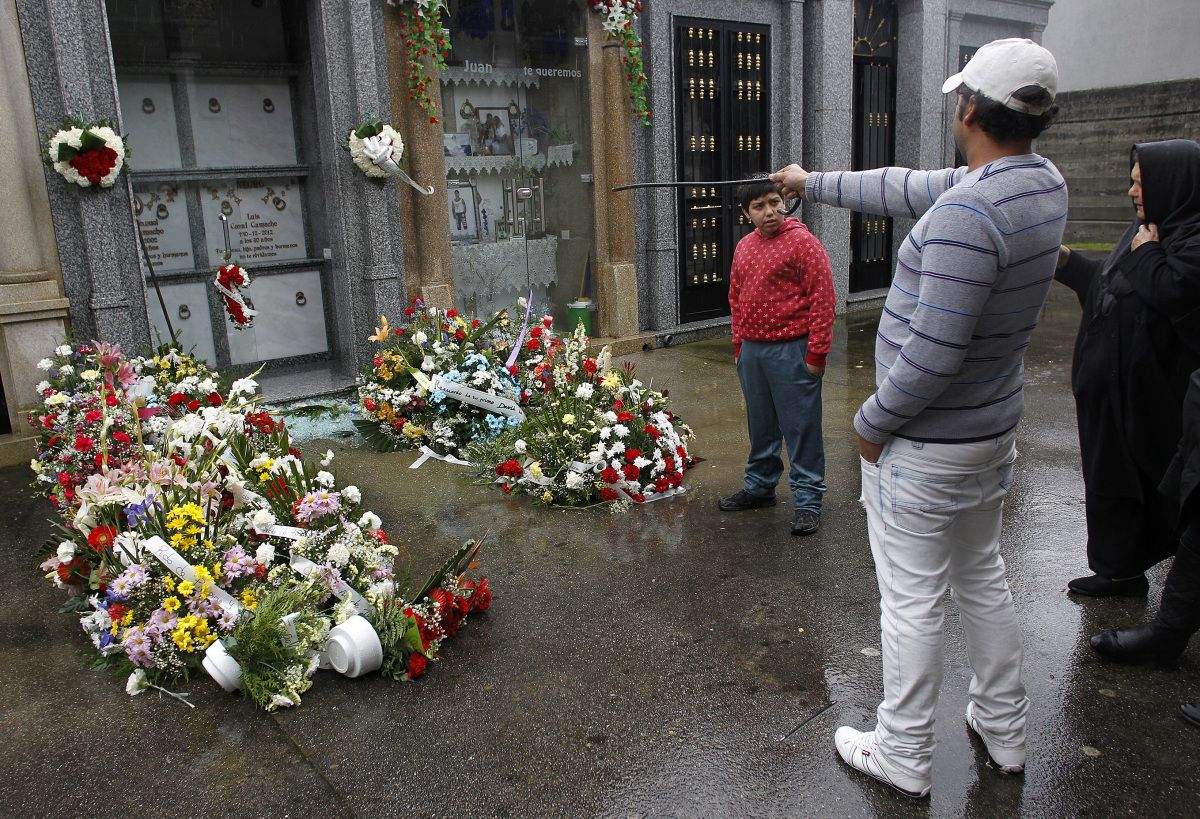 Familiares de los propietarios de uno de los panteones de personas gitanas afectados por los daños en San Mauro