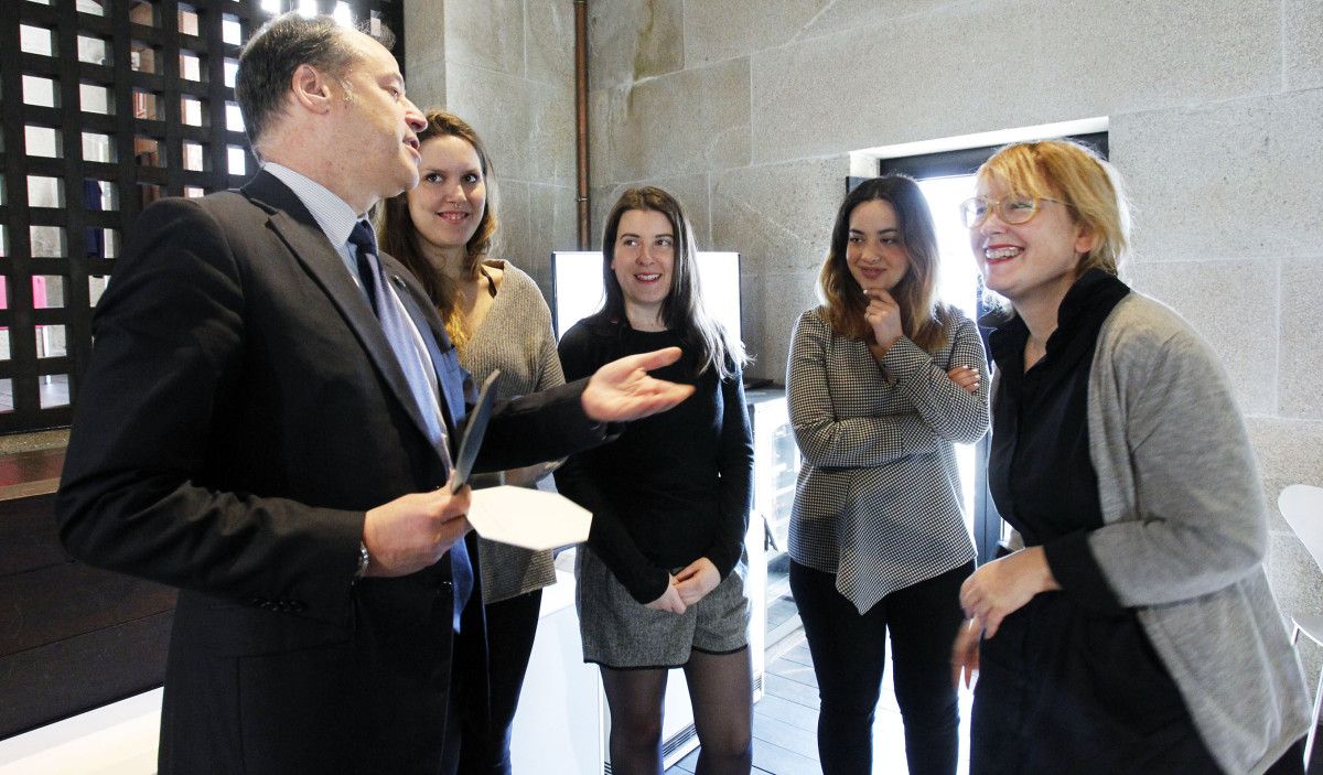 As alumnas entregaron o seu premio ao rector Salustiano Mato