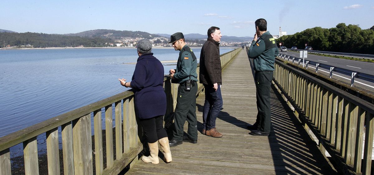A Garda Civil observa o lugar onde as mariscadoras detectaron a vertedura
