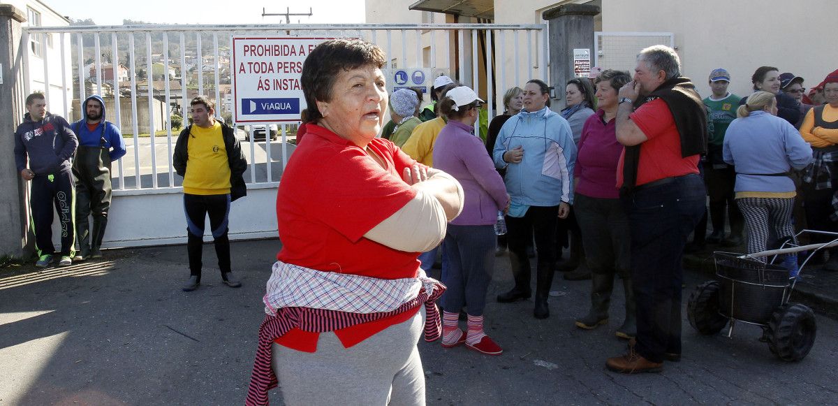 Protesta das mariscadoras ante a depuradora dos Praceres