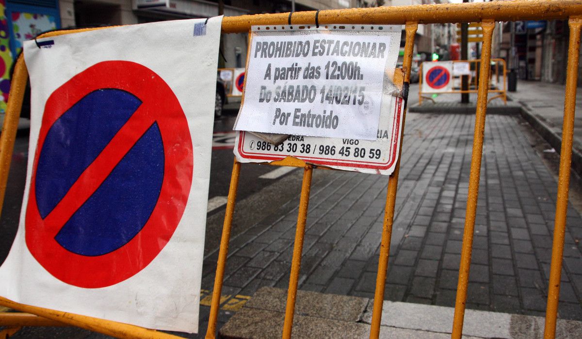Valos de restrición de aparcadoiro no percorrido do desfile de Entroido