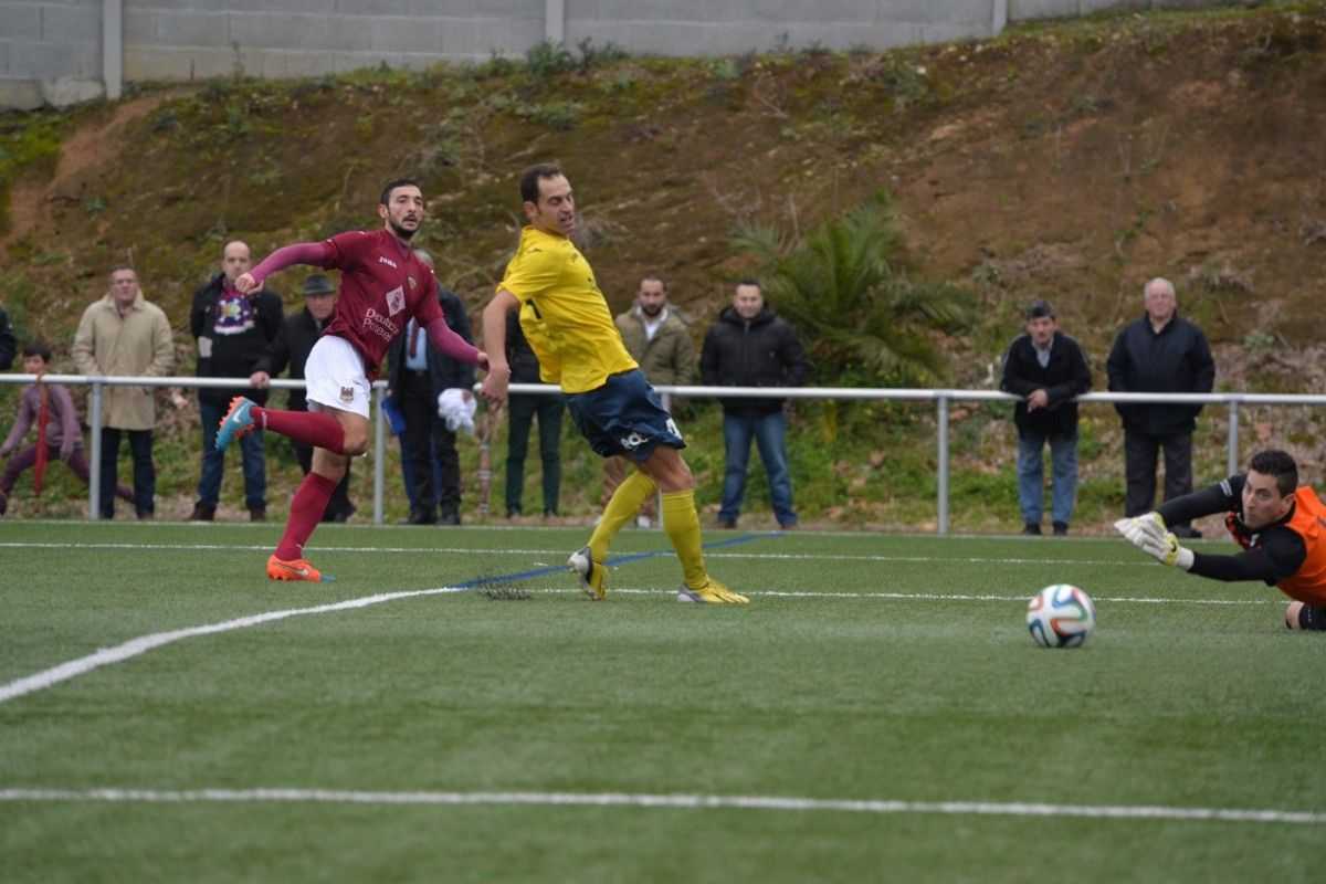 Pablo Carnero consegue con este remate o gol do Pontevedra ante o Xuventú Sanxenxo en Baltar de Arriba Pablo Carnero consegue con este remate o gol do Pontevedra ante o Xuventú Sanxenxo en Baltar de Arriba