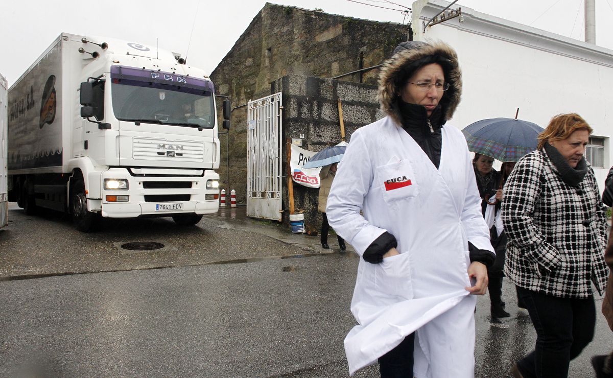 Trabajadoras de Cuca en una de sus actividades diarias de protesta: evitar que los camiones se lleven material de la fábrica
