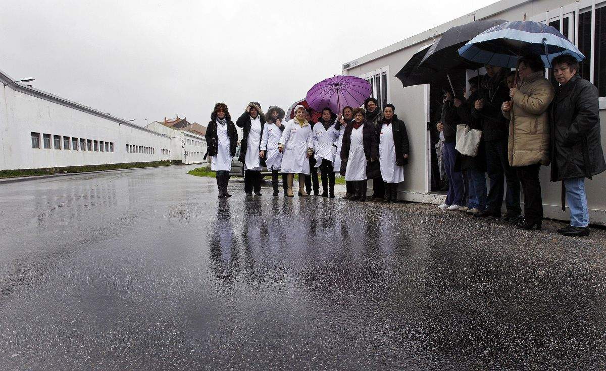 Trabajadoras de Cuca ante la caseta en la que mantienen su protesta