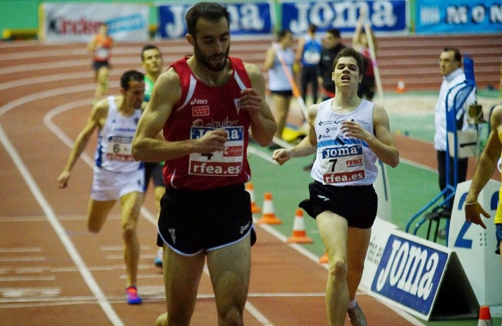 Alberto Guerrero, á dereita, entrando en meta en segundo posto en Antequera