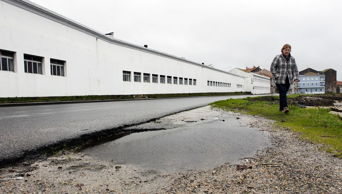 Trabajadora de Cuca ante la fábrica de Vilaxoán