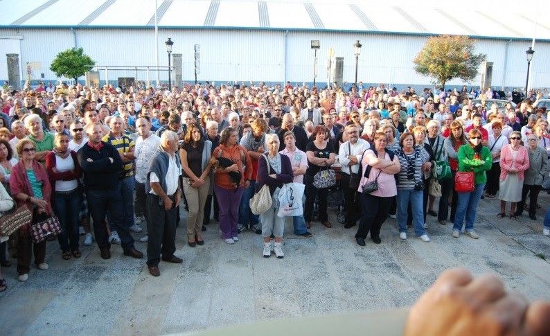 Concentración para reclamar el servicio de ambulancias en Marín