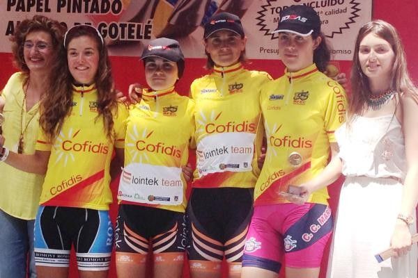 Irene Trabazo con el resto de ganadoras de la Copa de España de Ciclismo 2014 