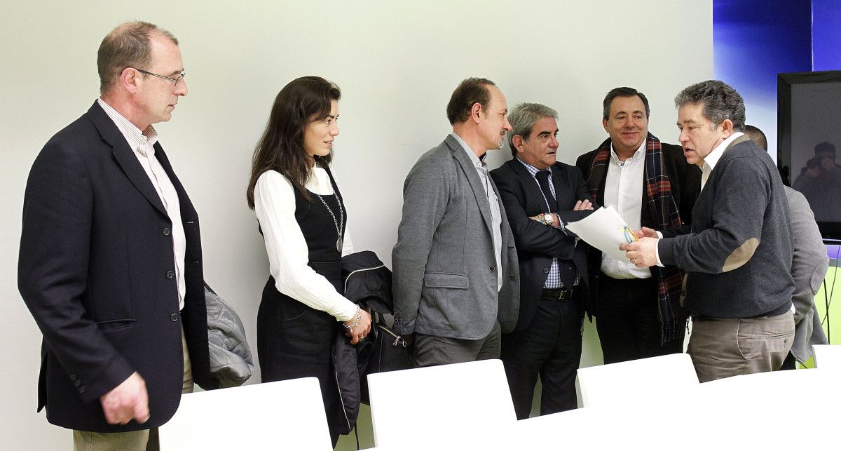 Encuentro de Miguel Anxo Fernández Lores con la Plataforma de apoyo a la industria en Pontevedra