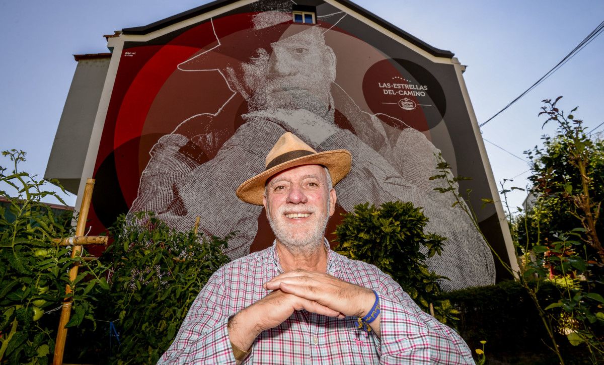 Tino Lores, ante su mural en la calle Gorgullón