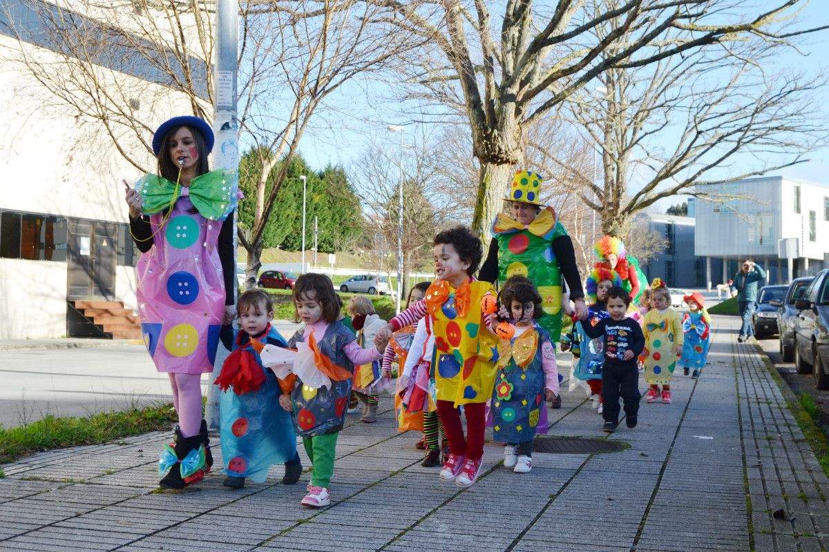 A escola infantil do campus despide o Entroido