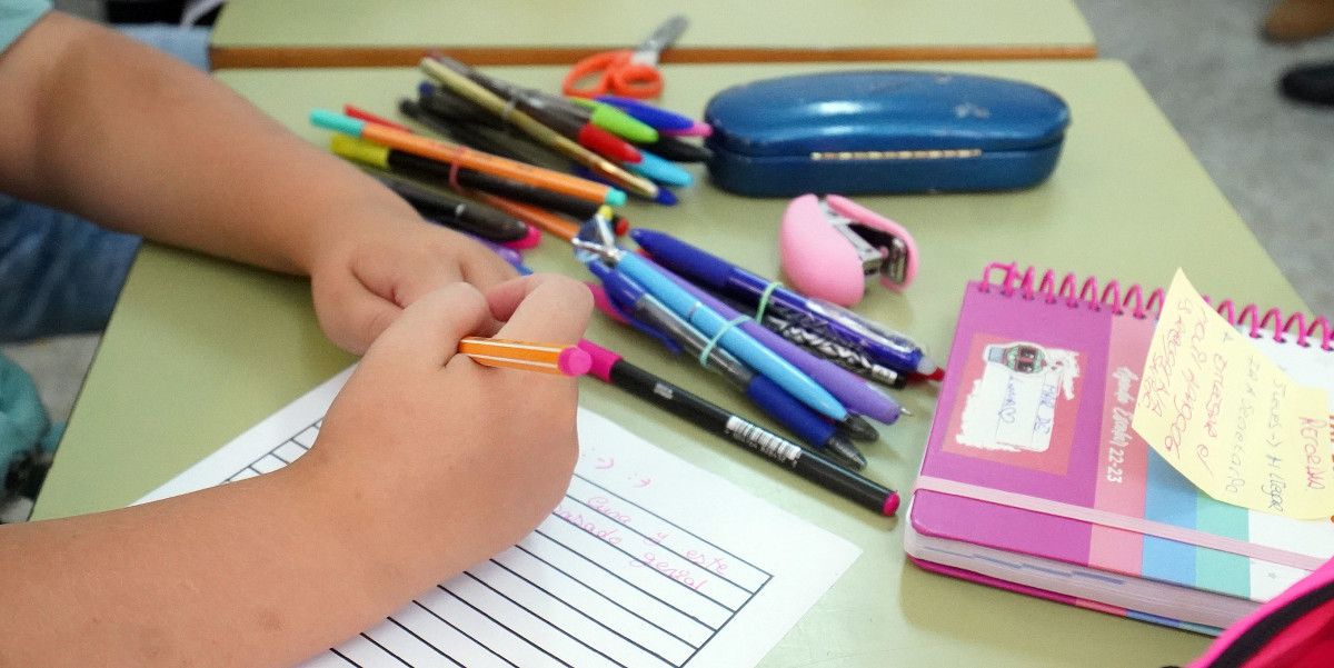 Un neno escribindo unha carta aos Reis Magos