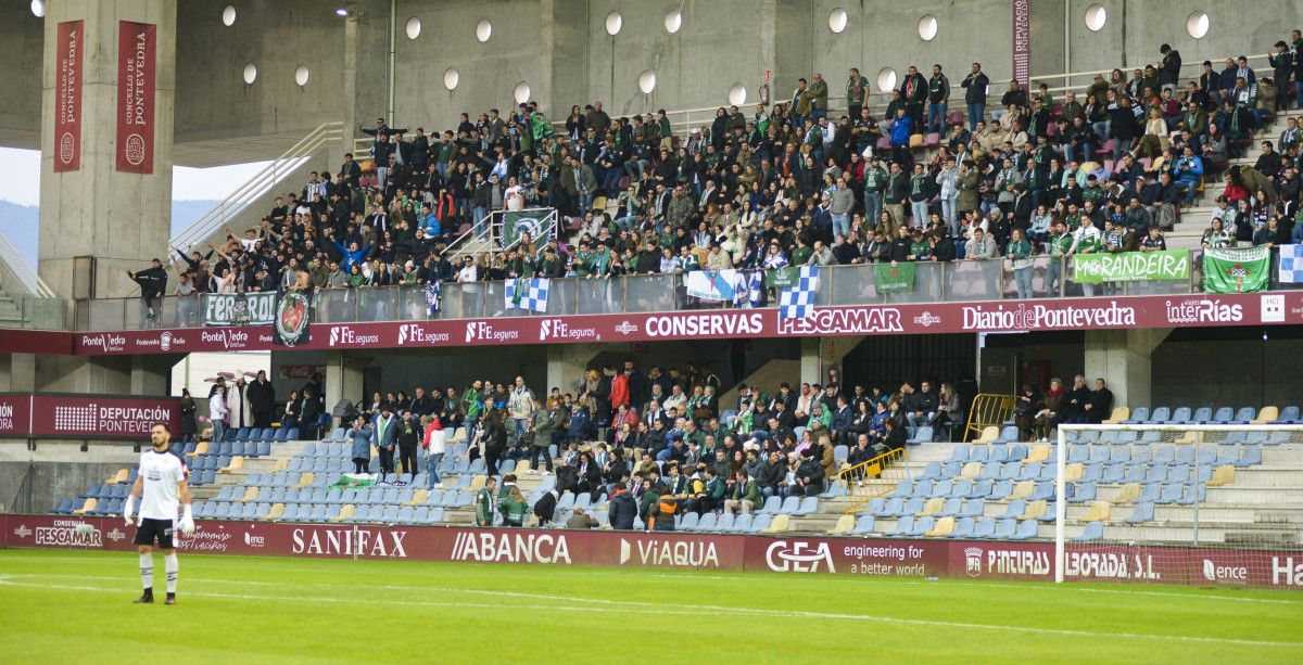 Afición del Racing de Ferrol en Pasarón en el partido contra el Pontevedra de la temporada 22-23