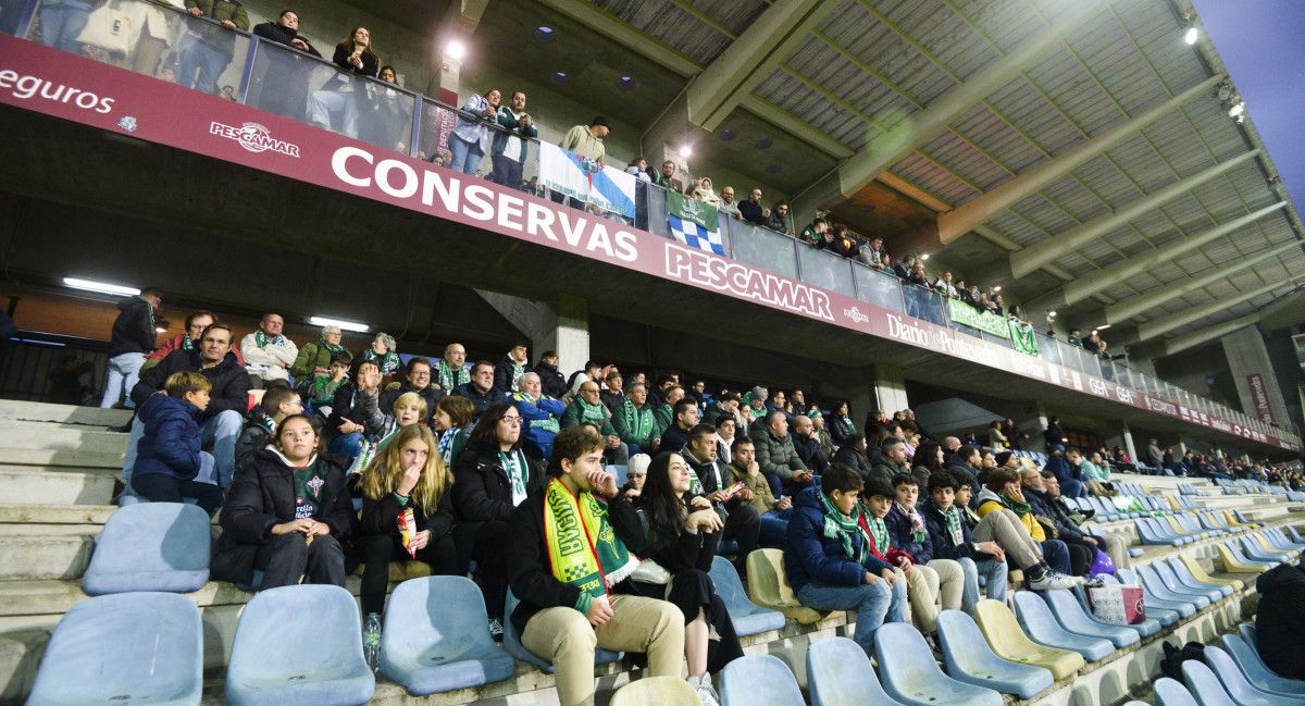 Partido de Primera RFEF entre Pontevedra CF y Racing de Ferrol en Pasarón