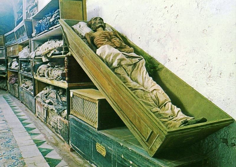 Momias en cadaleitos